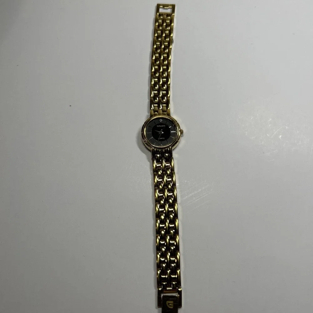 womens vtg 80s Gruden Gold Tone Watch Black Face Diamond Chip‎